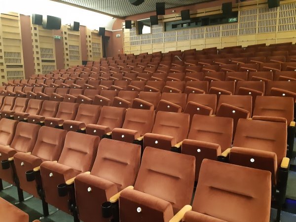 Demontáž a  opětovná montáž křesel kino Kolín